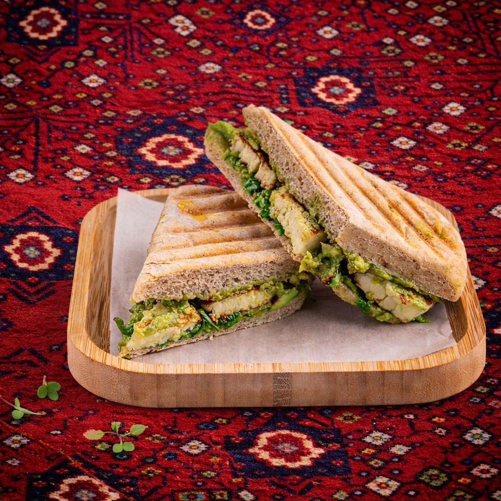 أفوكادو وحلوم توست |